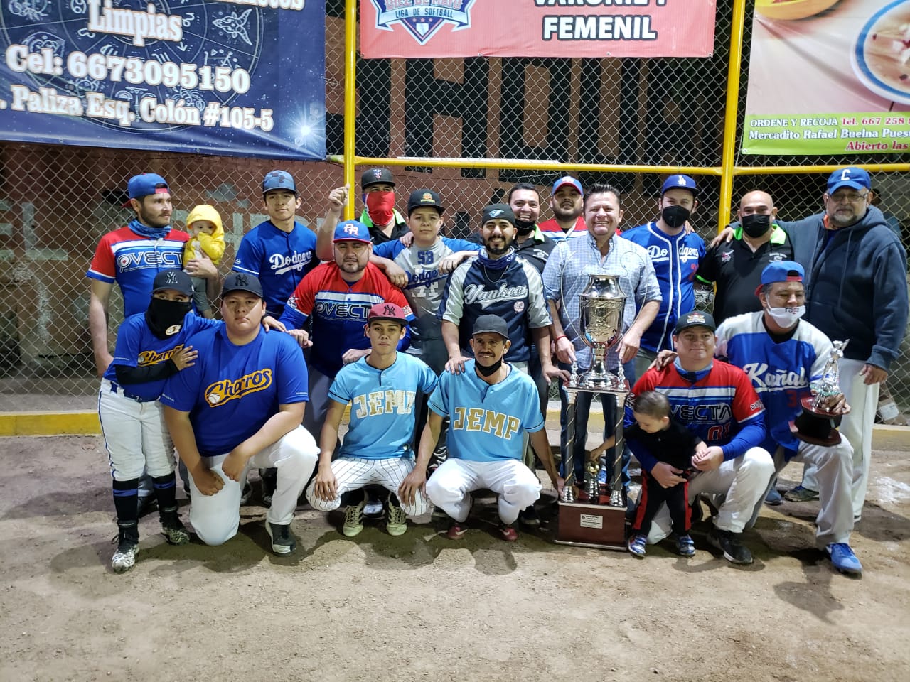 Carlos “Larry” Lara premia a lo mejor de la liga de softbol 10 de mayo, rama varonil