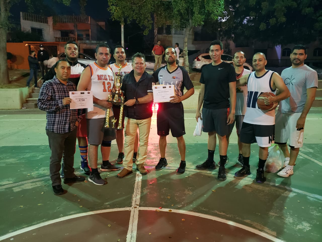 Carlos “Larry” Lara premia el torneo de basquetbol del parquecito de la bravo