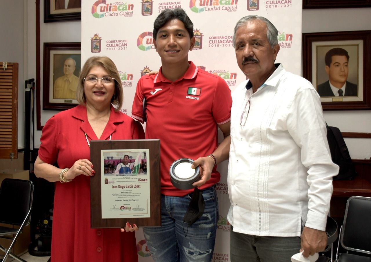 Alcalde, Jesús Estrada Ferreiro hace entrega de reconocimiento al medallista paralímpico de parataekwondo tokio 2020
