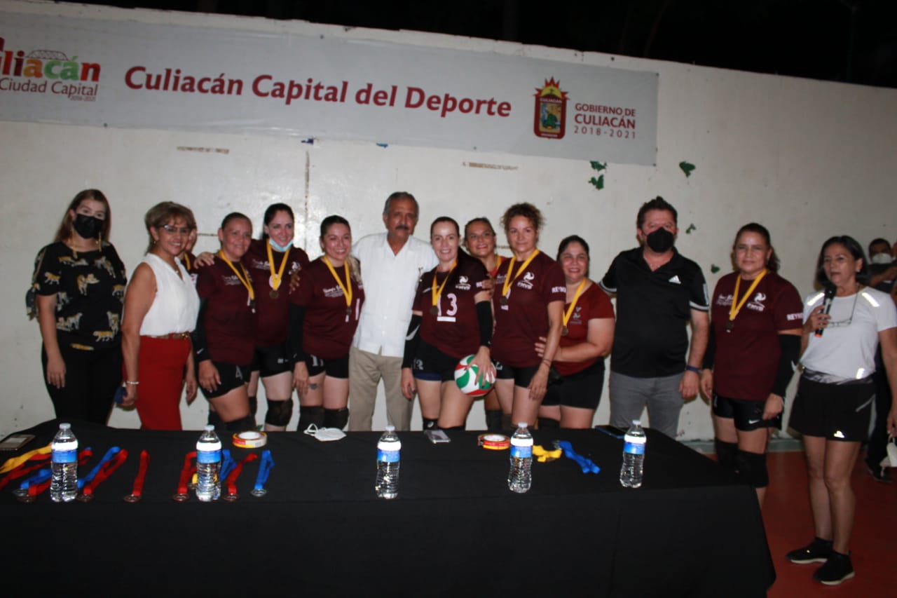 Premia Jesús Estrada a lo mejor del primer torneo de voleibol femenil del IMDEC copa Culiacán ciudad capital 2021