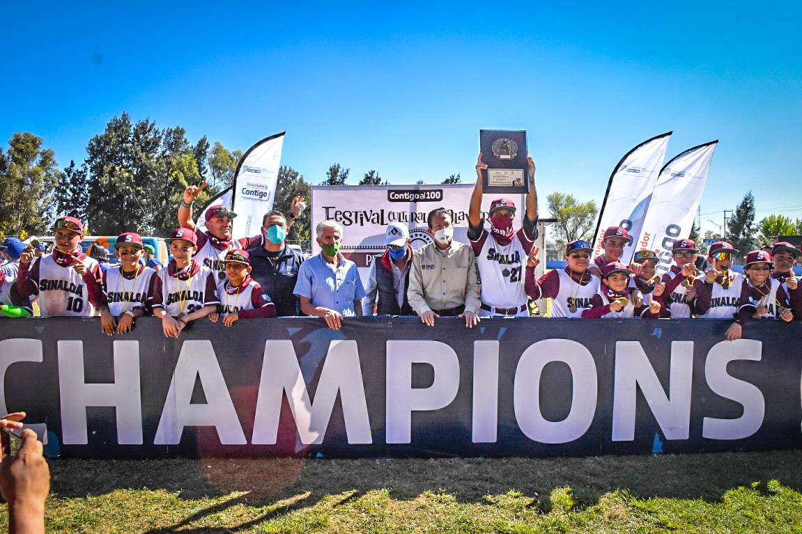Jesús Estrada Ferreiro y Heriberto García Osuna felicitan a selección de béisbol, campeones nacionales de la categoría 11 años