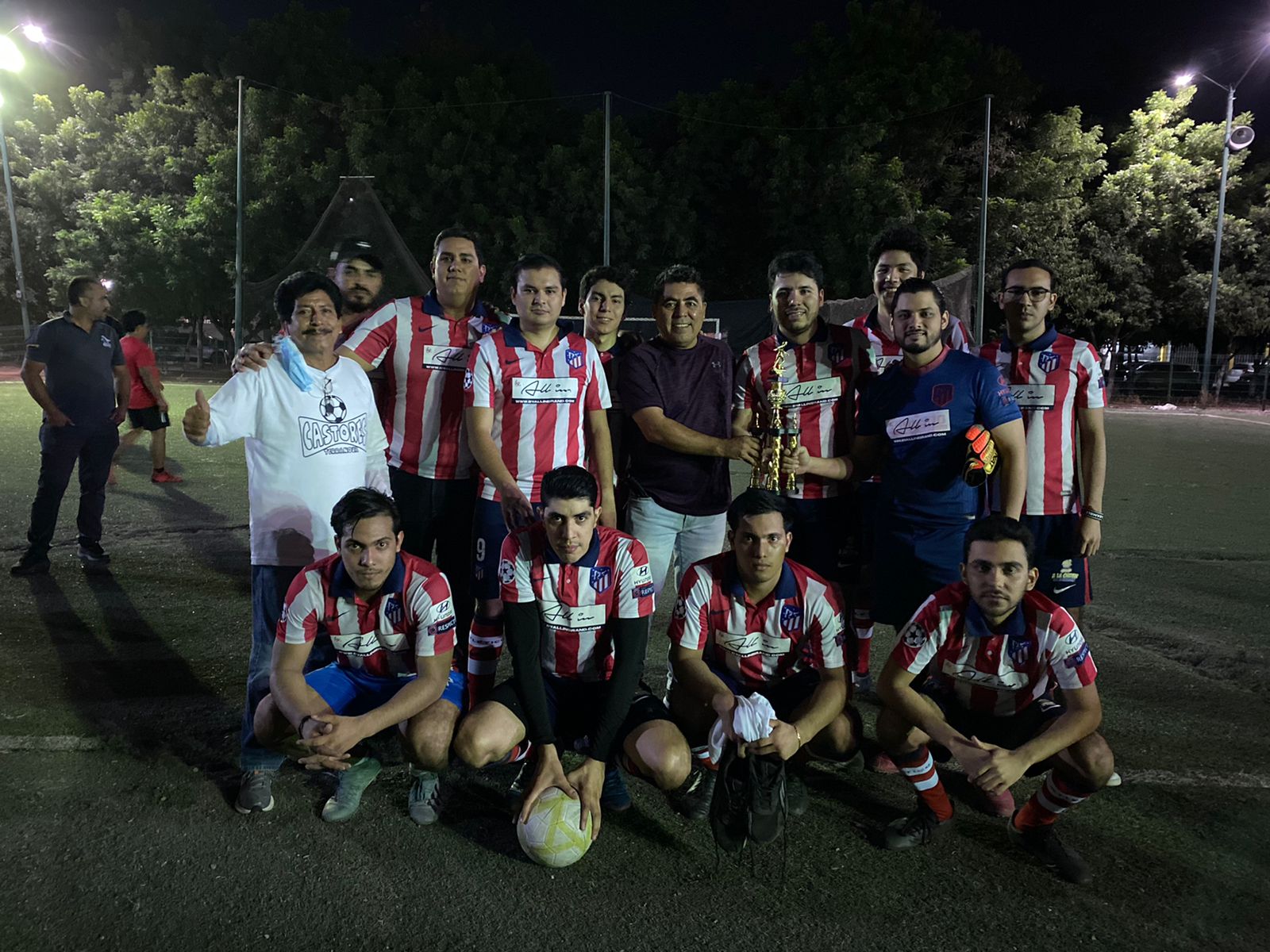 Director del IMDEC premia al campeón San Luis fc de la copa castores de la colonia terranova dos