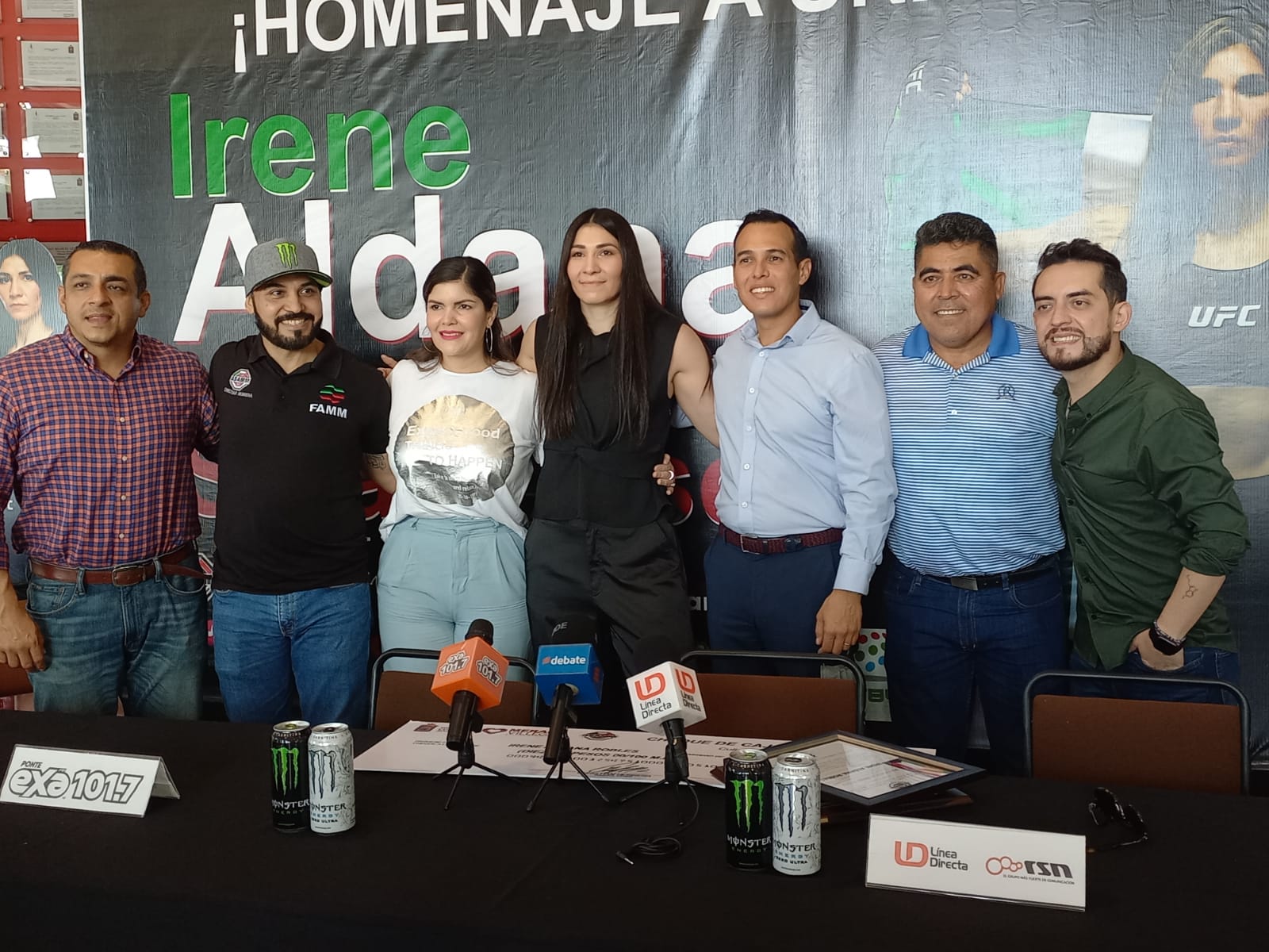 EL ALCALDE JUAN DE DIOS GÁMEZ A TRAVÉS DEL IMDEC, FELICITA A IRENE ALDANA, PELEADORA CULIACANENSE DE LA UFC